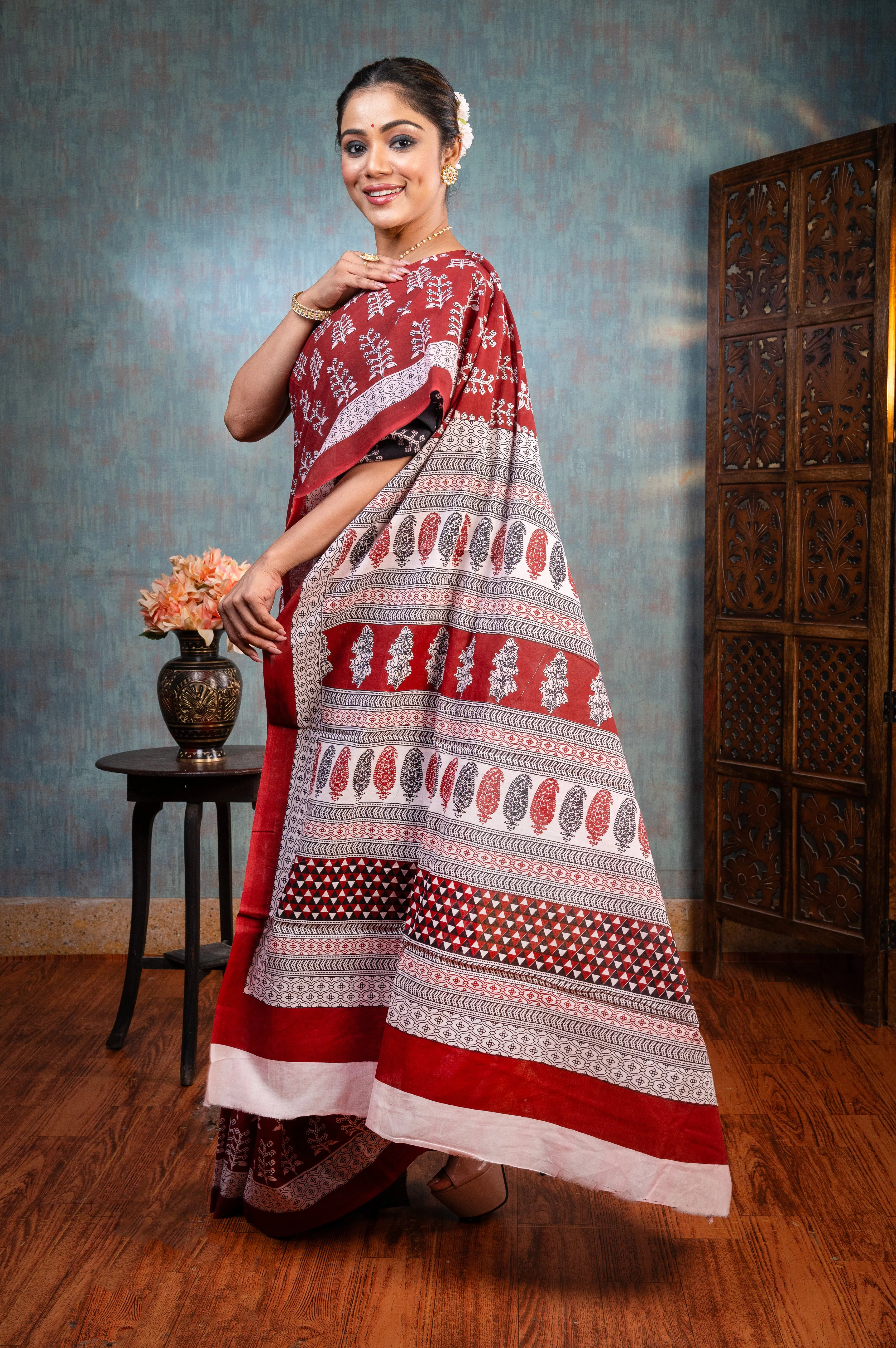 Women Black And Maroon Pure Bagru Malmal Cotton Saree With Off-White Tree Motifs