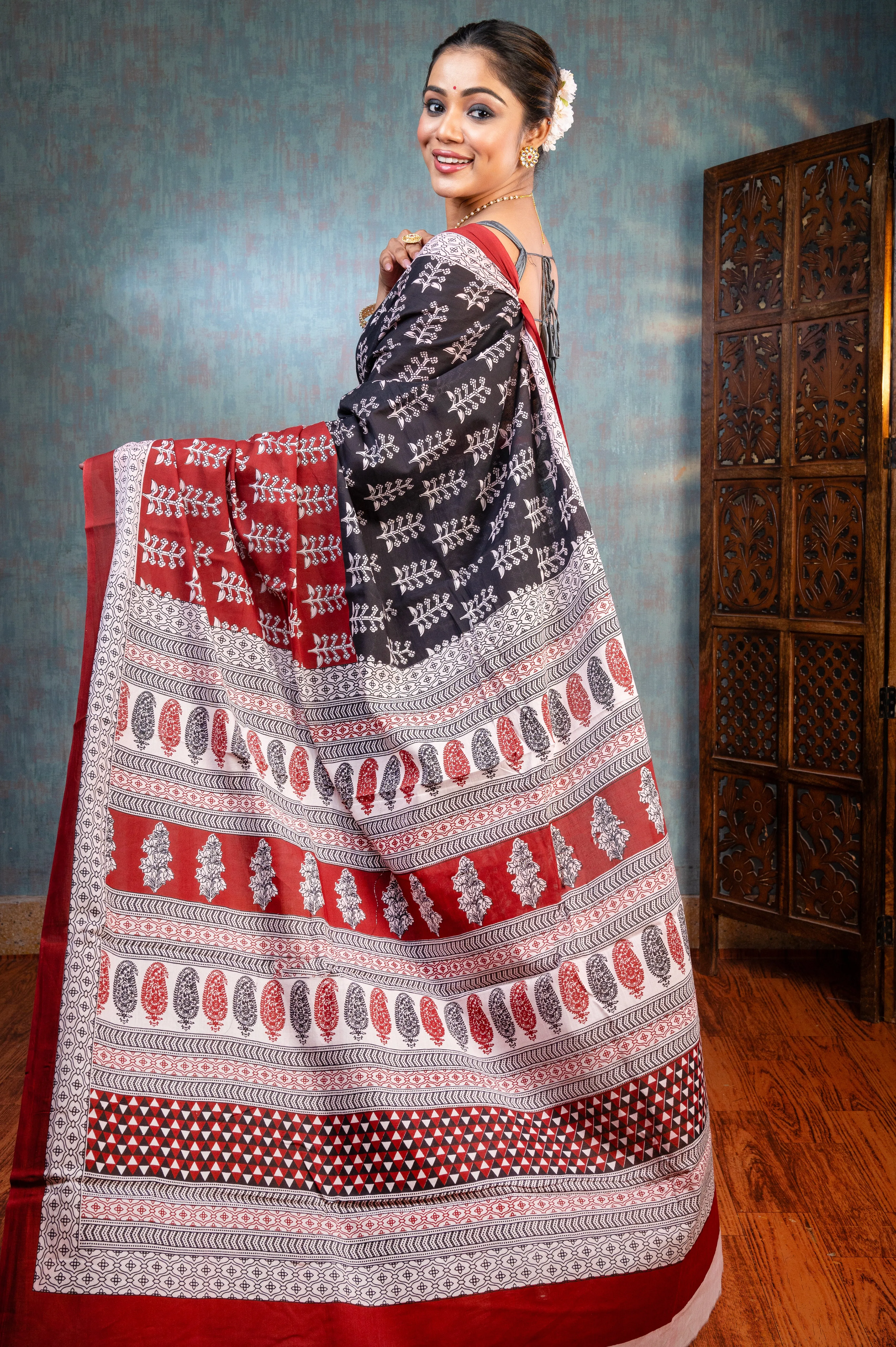 Women Black And Maroon Pure Bagru Malmal Cotton Saree With Off-White Tree Motifs